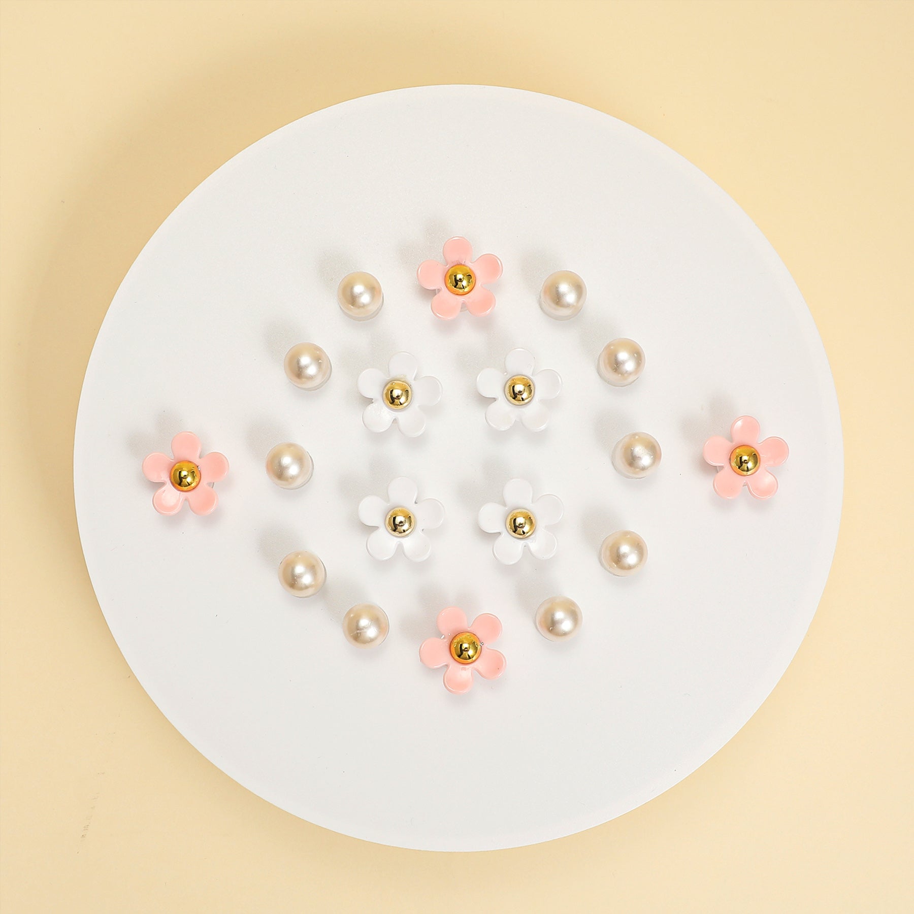 Cute Flower Shoe Charms for Women, 18Pcs Acrylic Daisy Charms with Pearls Decoration for Girls' Clog Sandals, DIY Shoe Decoration Charms, Perfect Birthday Party Favors
