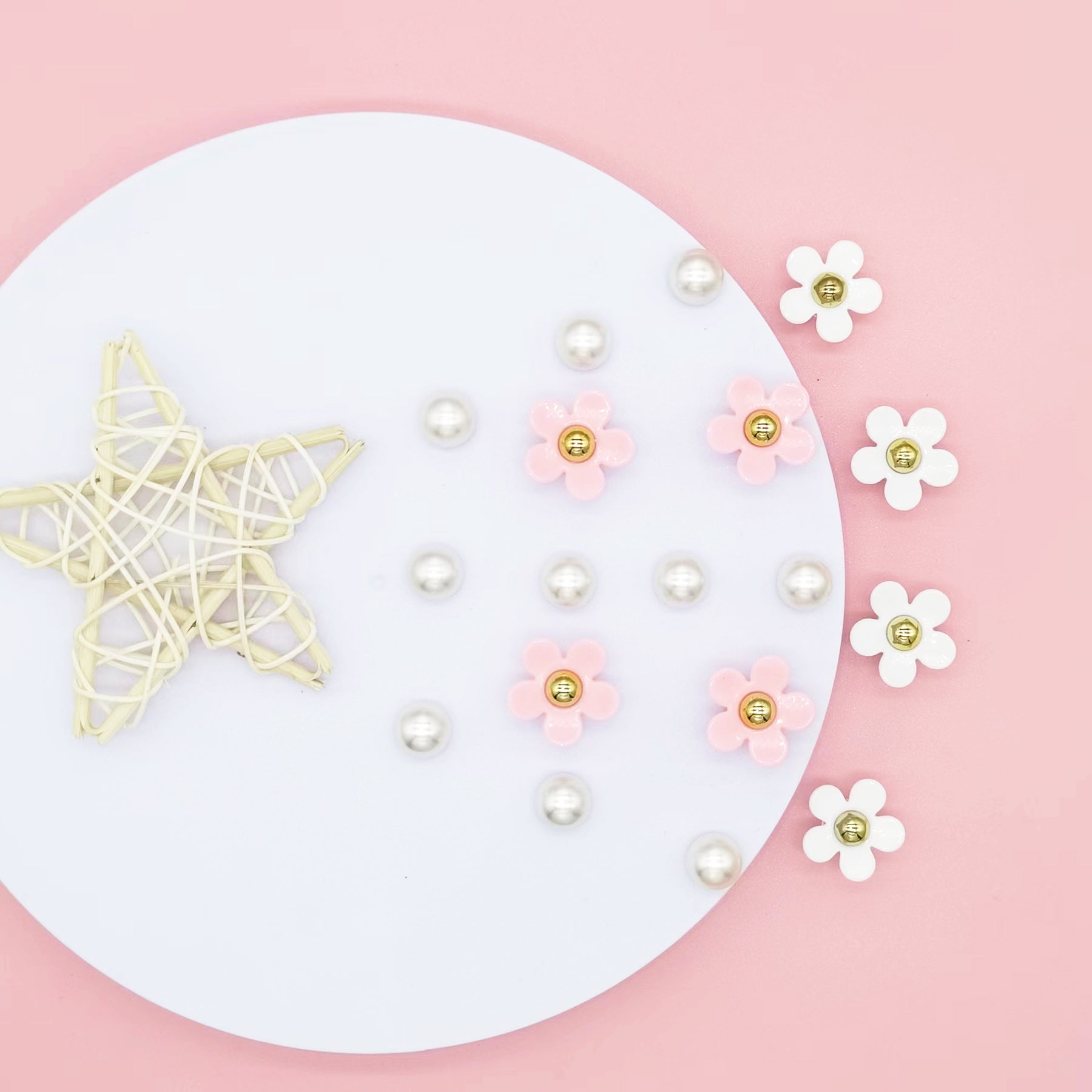 Cute Flower Shoe Charms for Women, 18Pcs Acrylic Daisy Charms with Pearls Decoration for Girls' Clog Sandals, DIY Shoe Decoration Charms, Perfect Birthday Party Favors